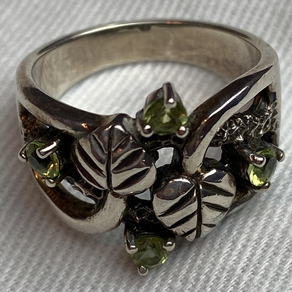 Silver vine leaf and Peridot ring - Picture 9 of 12
